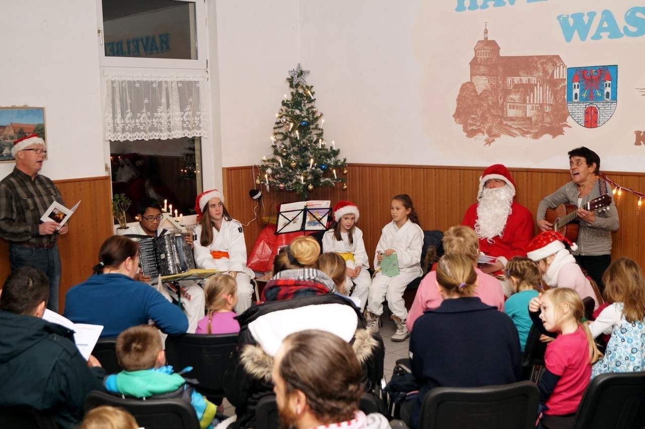 Im Winterwald Tanzen Alle Um Den Tannenbaum