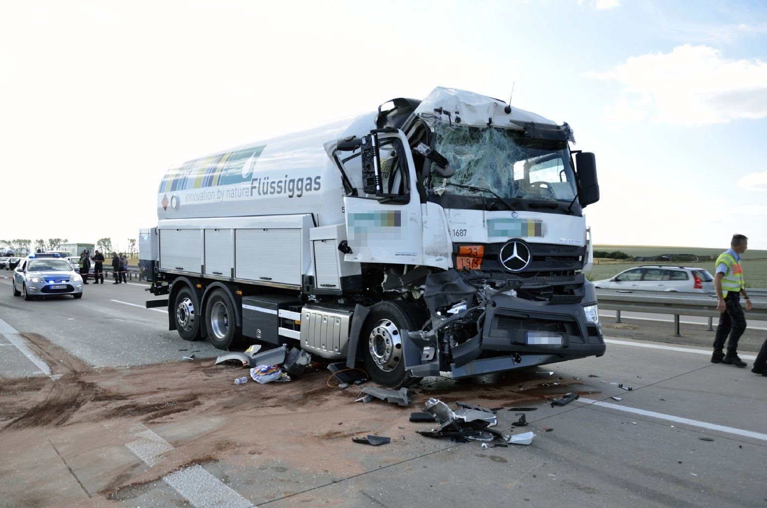 Unfall auf A38 Richtung Leipzig Flüssiggas Lkw prallt auf Stauende