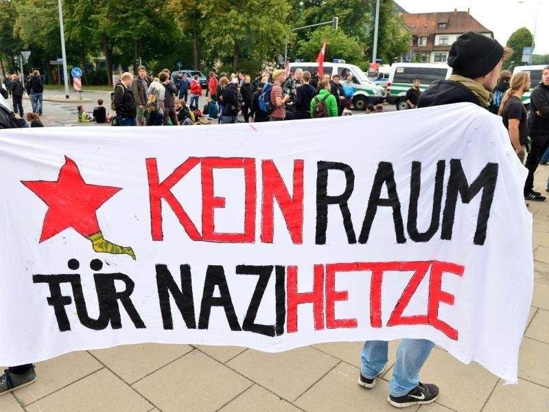 Ber Menschen Protestieren In Jena Gegen Rechtsextreme