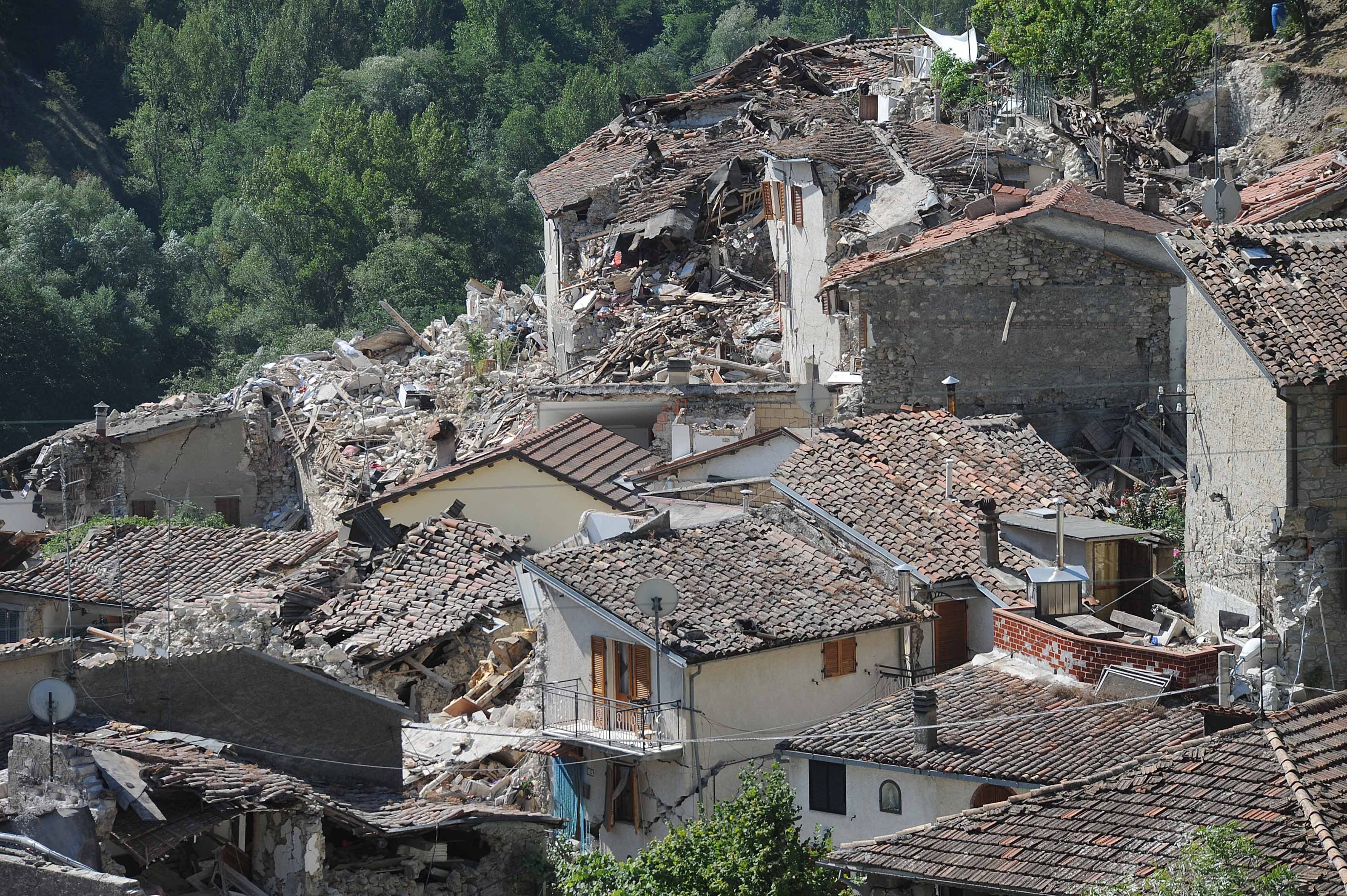 Erdbeben In Italien Zahl Der Toten Steigt S Rge Bei Erdbeben Aus