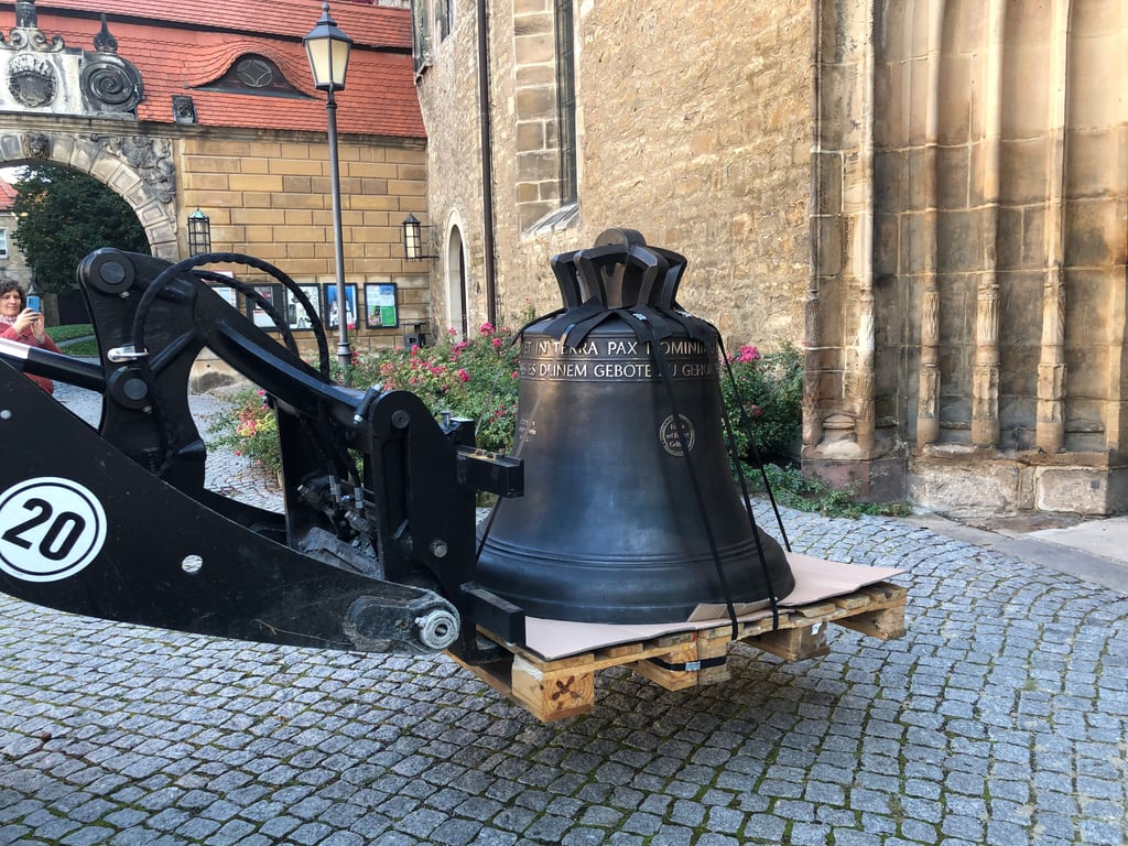 Ankunft der neuen Glocke für den Dom