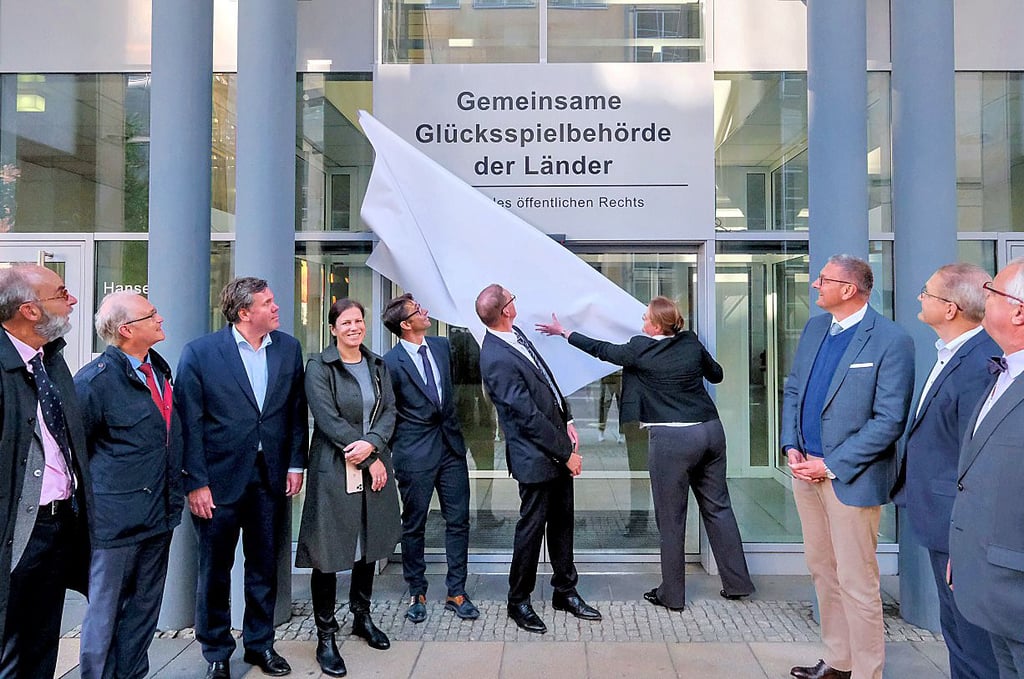 Sachsen-Anhalts Innenstaatssekretärin Anne Poggemann durfte am Donnerstag das Schild für den Behördensitz am Hansering enthüllen.