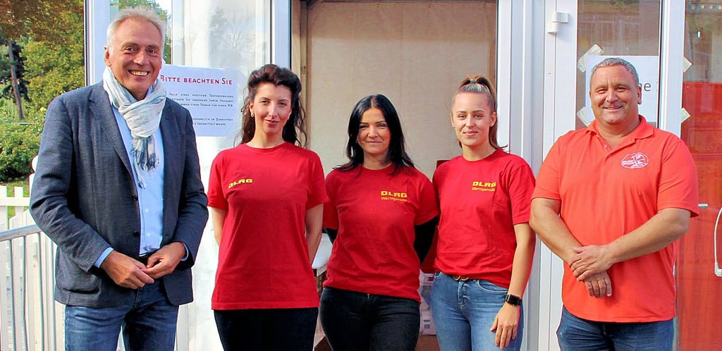 Wernigerodes Oberbürgermeister Peter Gaffert dankte Impfschwester Olessya Balz sowie Jacqueline Deunert, Emma Sophie Vogeley und Ralf Schult von der Deutschen Lebens-Rettungs-Gesellschaft (von links).