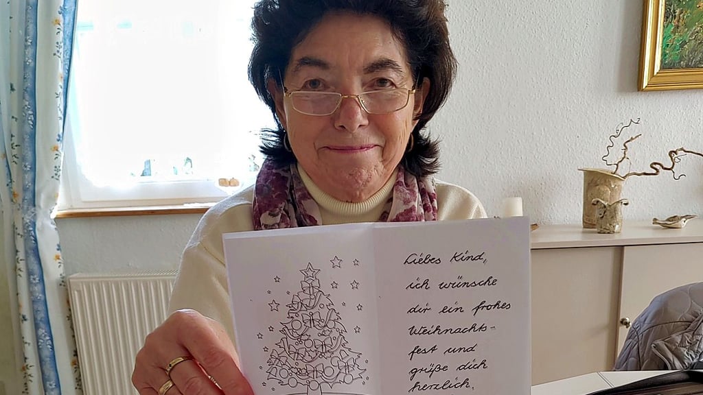 Ursula Kirste bastelt für die Spendenaktion jedes Jahr und für jedes Päckchen Weihnachtskarten.