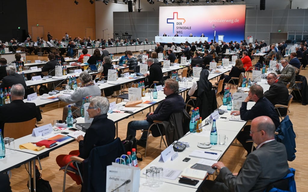 Die Teilnehmer der Zweiten Synodalversammlung der katholischen Kirche tagen in Frankfurt (Main).