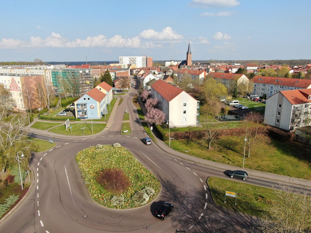 Nicht auf dem Bild zu sehen, aber: rechts neben diesem Kreisel soll gebaut werden.