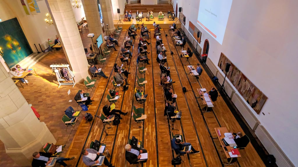 Blick in die Ulrichskirche, wo der Stadtrat am Mittwoch tagte.