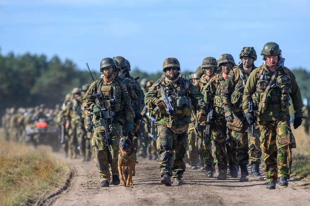 Manöver in der Altmark: Soldaten des Fallschirmjägerregiments 26 der „Division Schnelle Kräfte“ (DSK) erreichen einen Hubschrauberlandeplatz. Von dort werden sie zum Einsatzort geflogen.