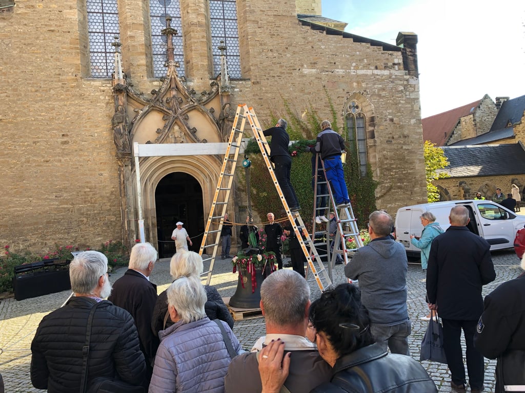 Die neue Glocke hängt für die Weihe vor dem Dom und wird geschmückt.