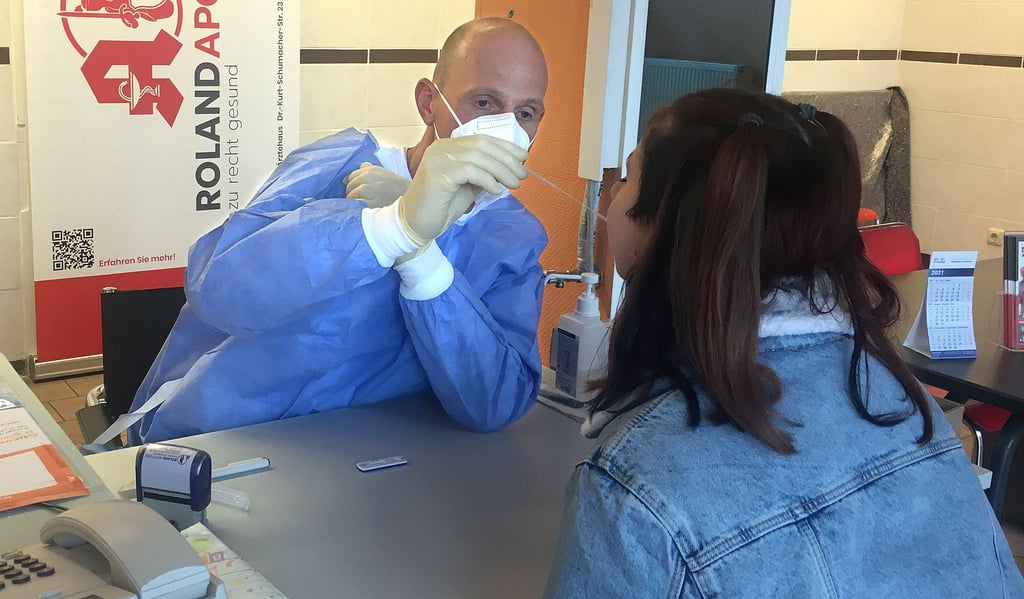 Gut 100 Personen pro Tag sind seit dem 8. März im Bürger-Schnelltest-Zentrum in Stendal auf eine Corona-Infektion gestestet worden. Hier vollzieht Jürgen Thormann, Mitarbeiter der Roland-Apotheke, bei einer Berufsschülerin aus Sandau den Schnelltest.