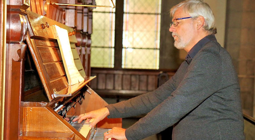Tim Dietrich Meyer, Kirchenmusiker aus halle, bestreitet das Konzert am Nachmittag. Zum Gottesdienst am Morgen hatte bereits Orgelsachverständiger Gerd Schieferstein der Rühlmann-Orgelt erste Töne entlockt.