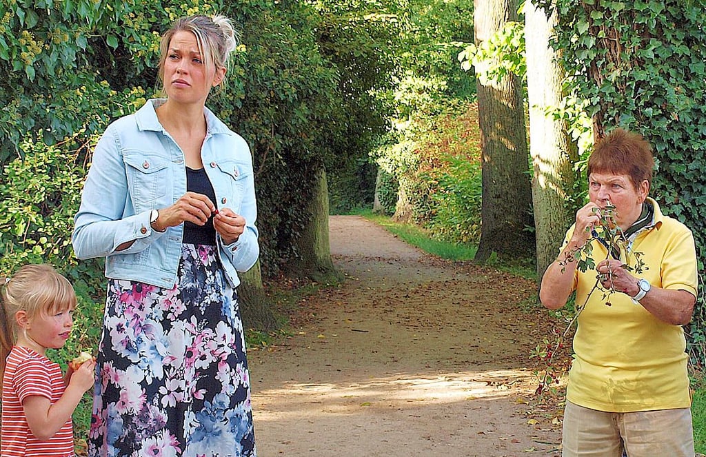 Auch Nagelexpertin Christine Meyer (rechts) probierte bei der Kräuterwanderung von Hagebutten und Co.