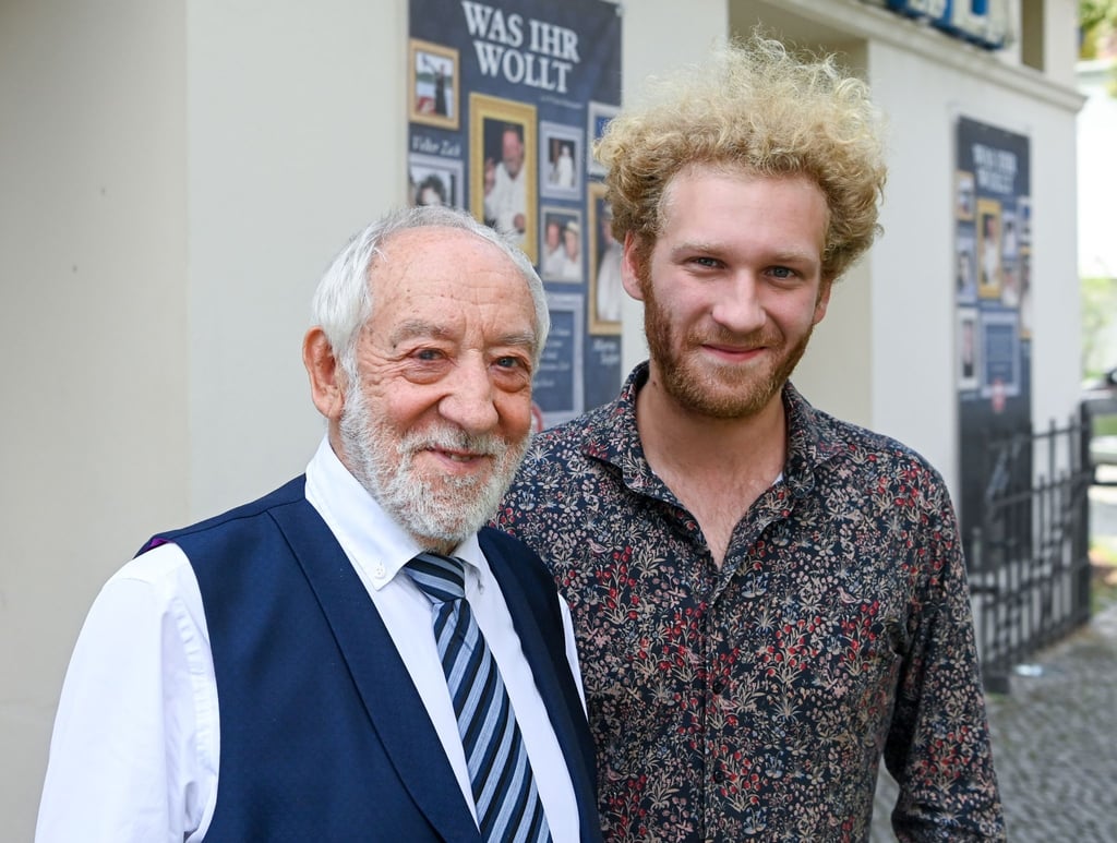 Der Theaterleiter und Komiker Dieter Hallervorden (l) und sein Sohn, der Schauspieler Johannes Hallervorden, stehen bei der Vorstellung des Programms für die neue Spielzeit vor dem Schlosspark Theater.