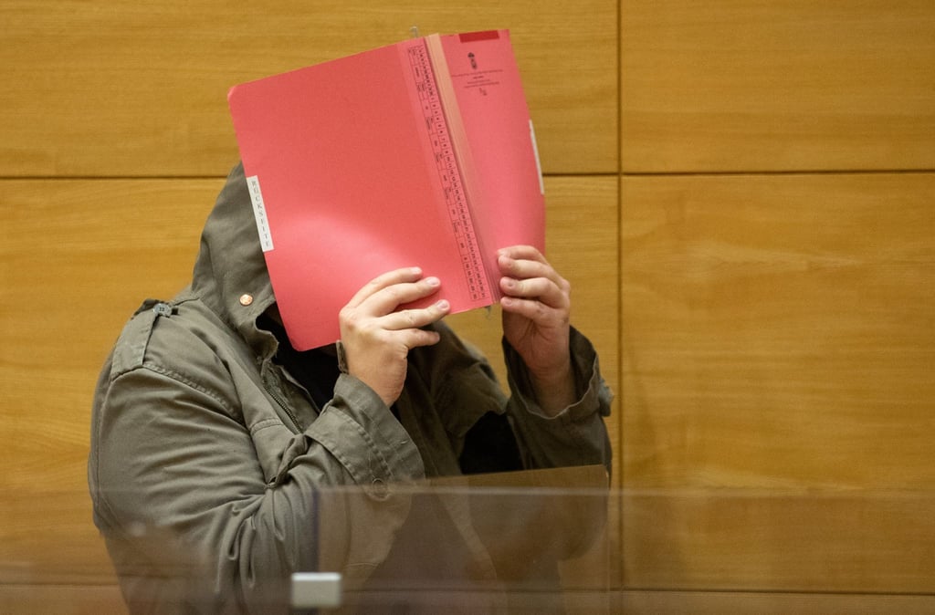 Der angeklagte Arzt kommt in einen Sitzungssaal des Bielefelder Landgerichts.