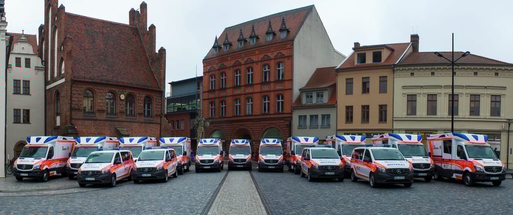 Rettungsfahrzeuge der Johanniter-Unfallhilfe stehen auf dem Marktplatz in Stendal. Die Beschäftigten wollen vor der Kreisverwaltung für den Erhalt ihrer Arbeitsplätze demonstrieren.