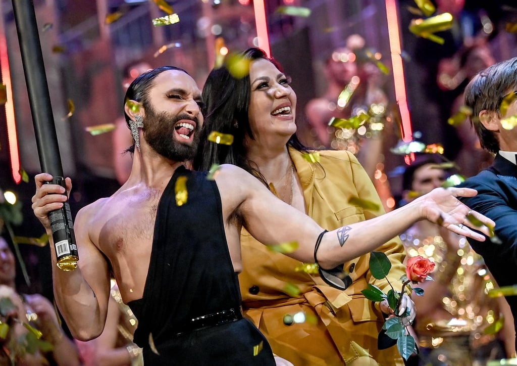 Conchita Wurst (l) feiert Jasmin Shakeri nach der Premiere der neuen Show „Arise“, in den Friedrichstadt-Palast.