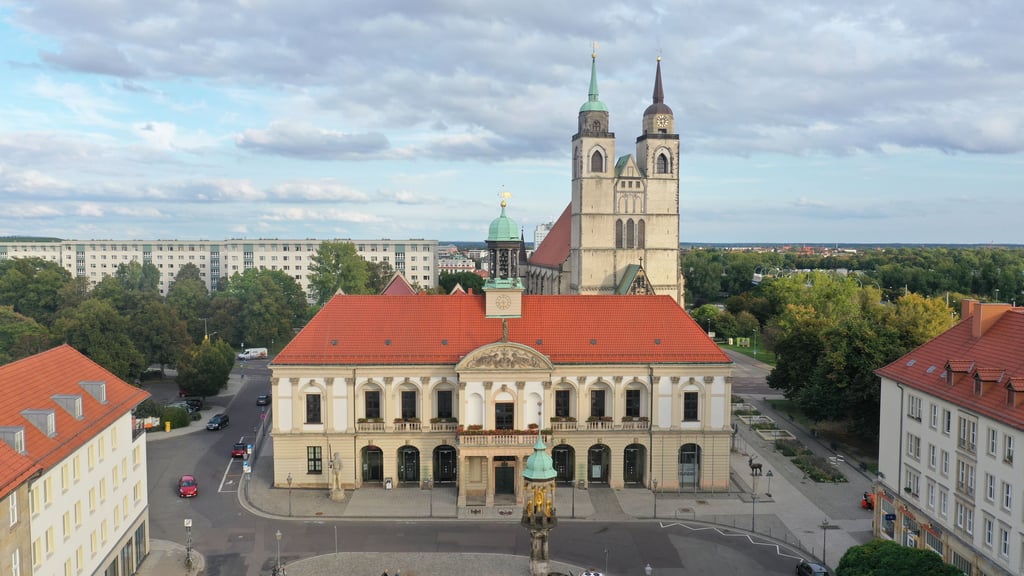 Im Sommer 2022 räumt Oberbürgermeister Lutz Trümper seinen Platz im Magdeburger Ratshaus. Der Sozialdemokrat tritt nach drei Wahlperioden und mehr als 20-jähriger Amtszeit nicht erneut zur Wahl an. Wer folgt, müssen die Magdeburger im kommenden Frühjahr entscheiden.