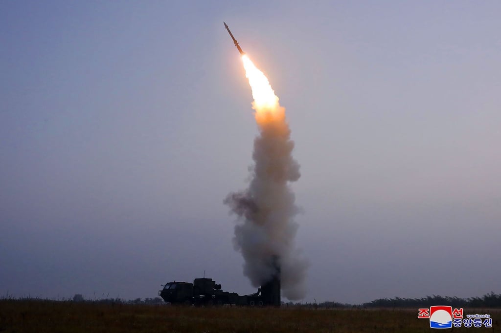 Dieses von der nordkoreanischen Regierung zur Verfügung gestellte Foto soll den Testabschuss einer neu entwickelten Flugabwehrrakete in Nordkorea zeigen.