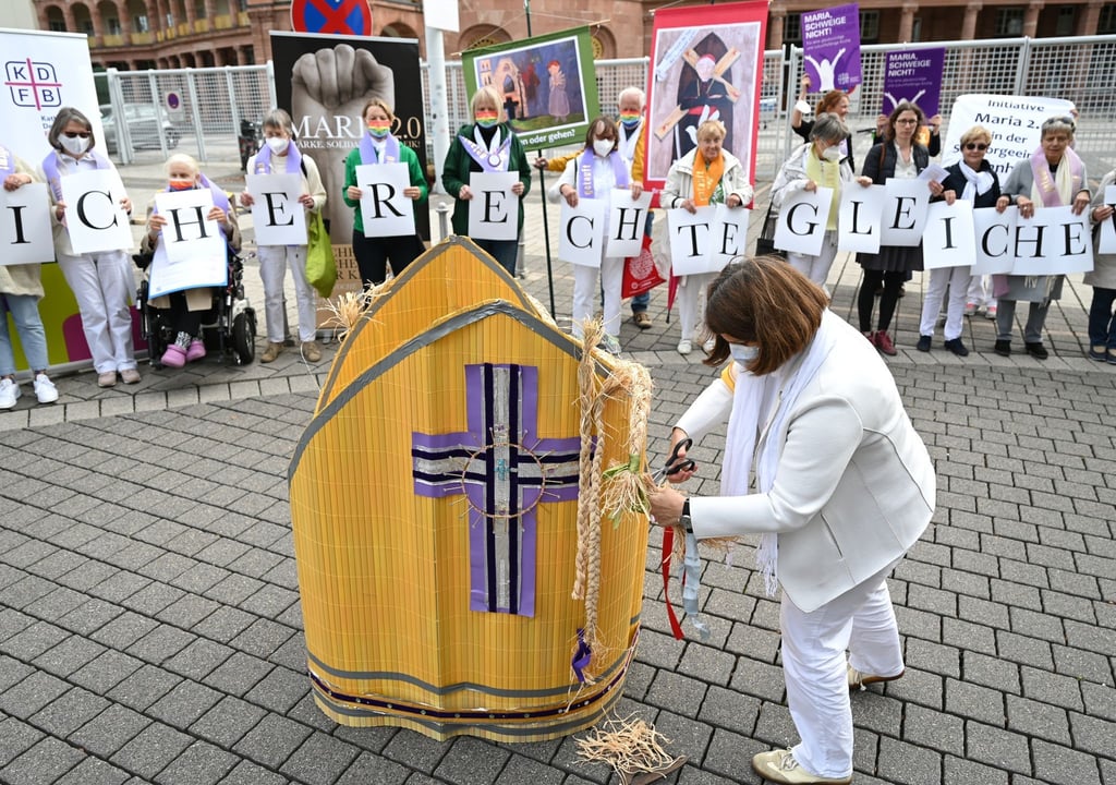 Alte Zöpfe abschneiden: Die Initiative „Maria 2.0“ demonstriert am Rande der Synodalversammlung in Frankfurt (Main).