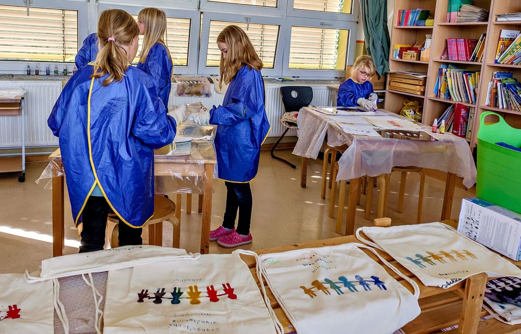 Am Donnerstag haben Schülerinnen und Schüler der Evangelischen Grundschule Wittenberg Stoffbeutel mit dem Logo der Einrichtung bedruckt. Deren 20-jähriges Bestehen soll heute mit einem Gottesdienst und einem internen Fest für die Kinder gefeiert werden.