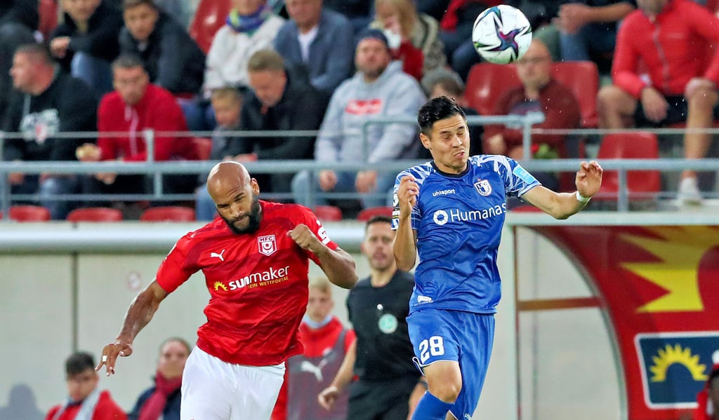 Raphael Obermair (beim Kopfball) war in dieser Szene dem Hallenser Terrence Boyd voraus. Am Ende musste sich der FCM allerdings geschlagen geben. Was letztlich ohne Folgen in der Tabelle blieb.