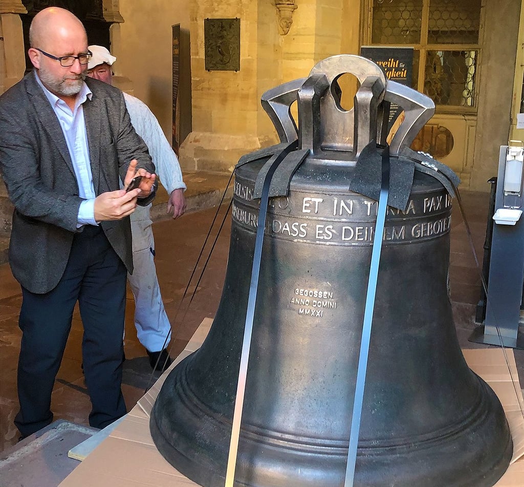Auch Dompfarrer Bernhard Halver will die neue Glocke fotografieren.