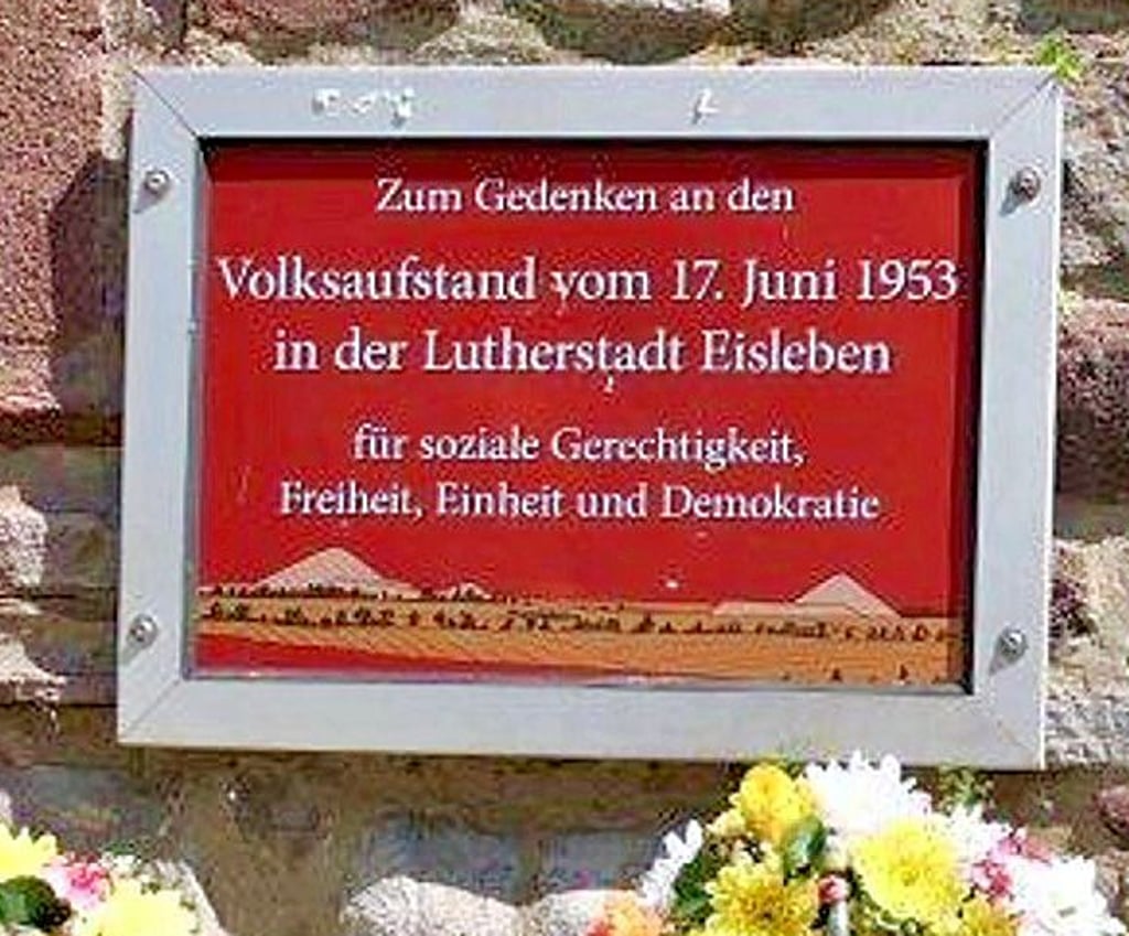 Mit dieser neuen Gedenktafel soll an die Opfer des Volksaufstandes vom 17. Juni 1953 in Eisleben gedacht werden.