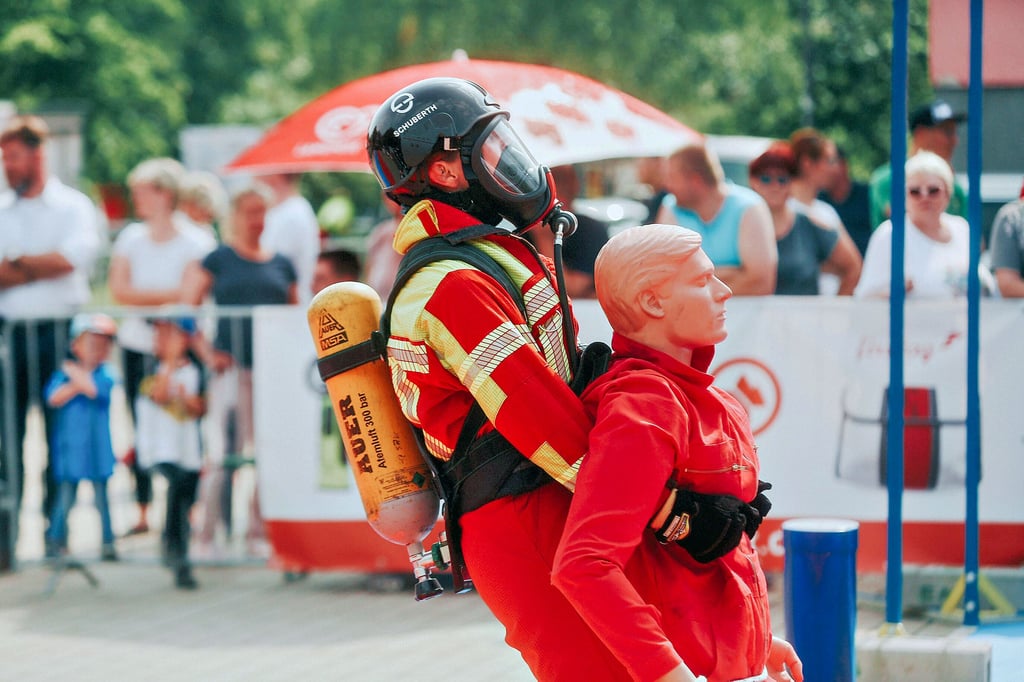 Als Königsdisziplin gilt die Menschenrettung. Dabei muss ein Dummy mit 79,4 Kilogramm 30 Meter rückwärts in Richtung Ziellinie gezogen werden.