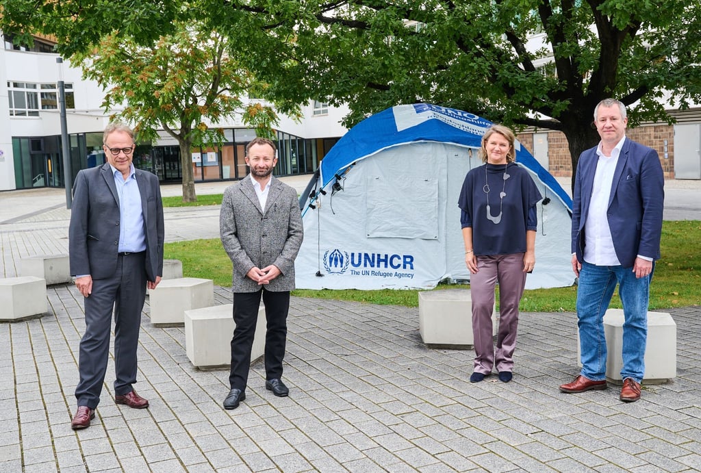 Peter Ruhenstroth-Bauer (l-r), Geschäftsführer der UNO-Flüchtlingshilfe, Kirill Petrenko, Chefdirigent und Künstlerischer Leiter der Berliner Philharmoniker, Andrea Zietzschmann, Intendantin der Stiftung Berliner Philharmoniker, und Stefan Dohr, Solo-Hornist und Orchestervorstand der Berliner Philharmoniker.