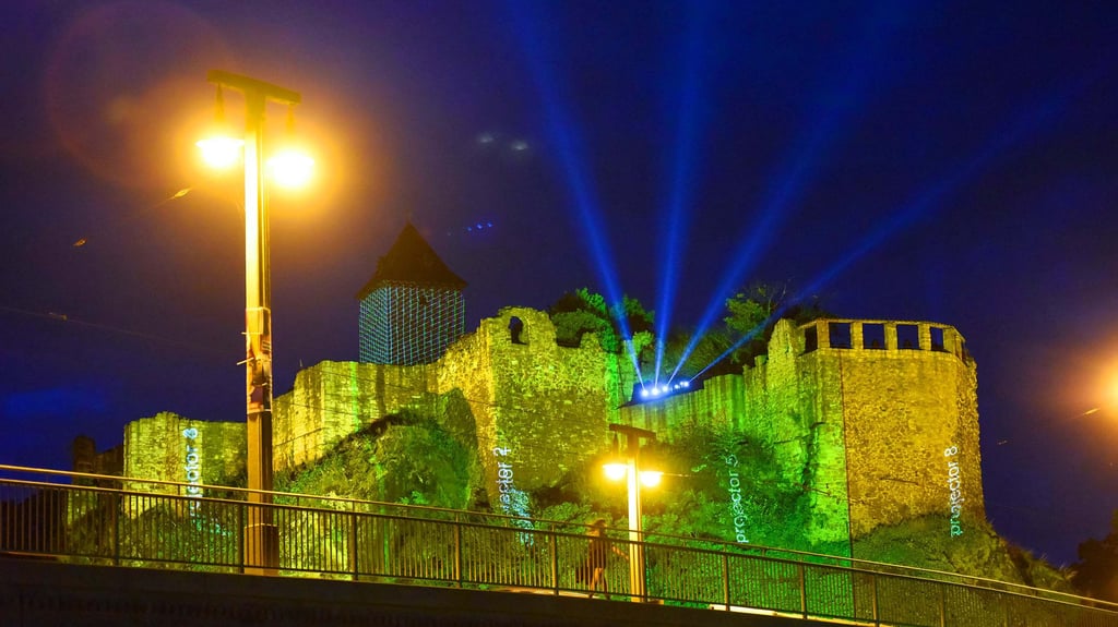 Anlässlich der Feielichkeiten in Halle wird die Burg effektvoll in Szene gesetzt.
