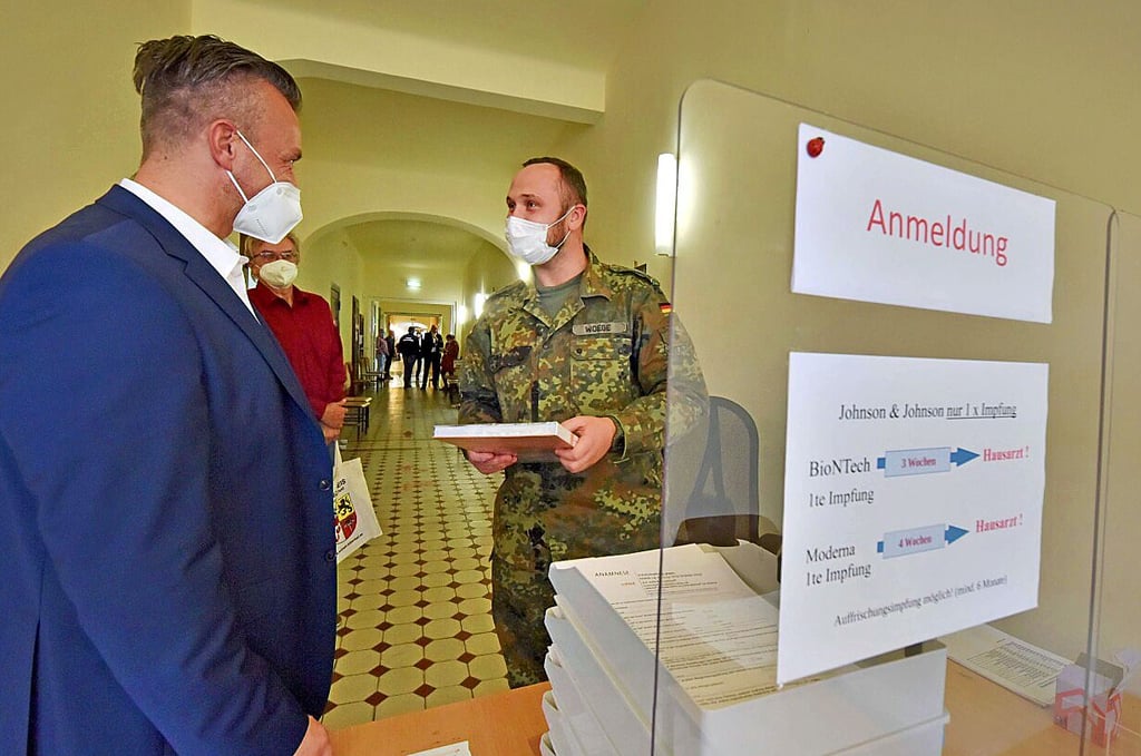 Landrat Andy Grabner bedankt sich bei einem Soldaten der Bundeswehr.