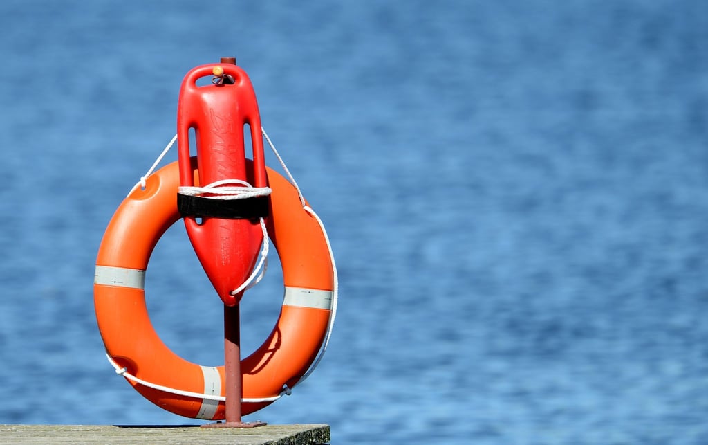 Rettungsutensilien in einem Strandbad.