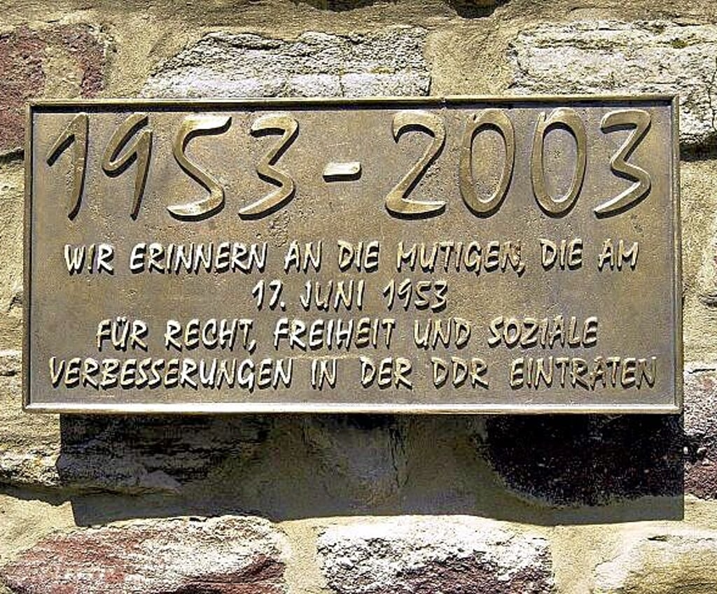 Enthüllung Gedenktafel an der Mauer Andreaskirchplatz anl. 17. Juni im Jahr 2003. Foto: Stadtverwaltung Eisleben