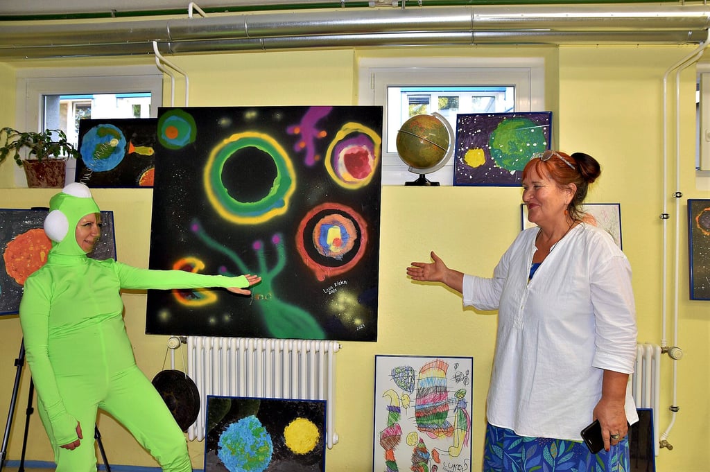 Dagmar Stöhr (rechts) hat die farbenfrohe Weltraum-Kunst mit ihren Schülern an der „Schule am Wasserfall“ gestaltet.