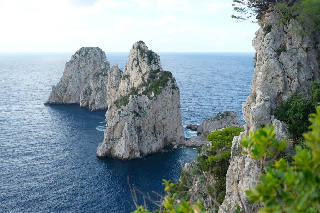 Blickfang: Beim Spazieren auf der Via del Pizzoluongo sieht man die Faraglioni-Felsen aus verschiedenen Perspektiven.