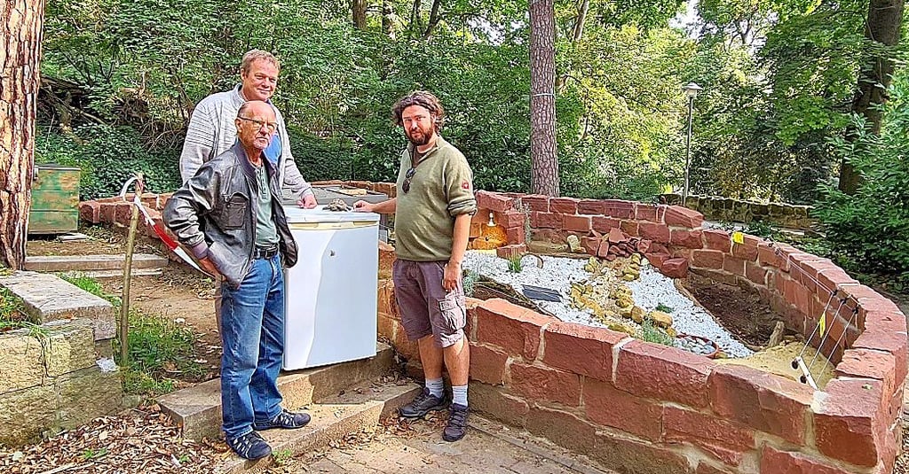 Benno Seidowski (vorne links) und Bernd Helm (hinten links) übergeben den Kühlschrank an David Neubert (rechts).