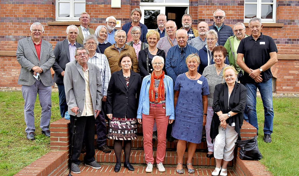 Vor 51 Jahren hatten die Frauen und Männer an der Erweiterten Oberschule in Beetzendorf ihr Abitur gemacht. Zur Nachfeier des goldenen Jubiläums sahen sie sich ihre frühere „Penne“ an, das heutige Gymnasium.