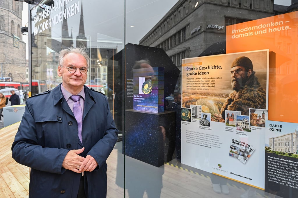 Ministerpräsdent Reiner Haseloff (CDU) auf dem halleschen Markt am Sachsen-Anhalt-Cube.