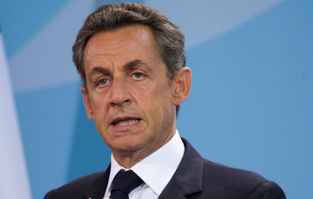 Wegen illegaler Wahlkampffinanzierung ist Nicolas Sarkozy zu einer Haftstrafe verurteilt worde, die er als elektronisch überwachten Hausarrest mit einer Fußfessel verbüßen kann.