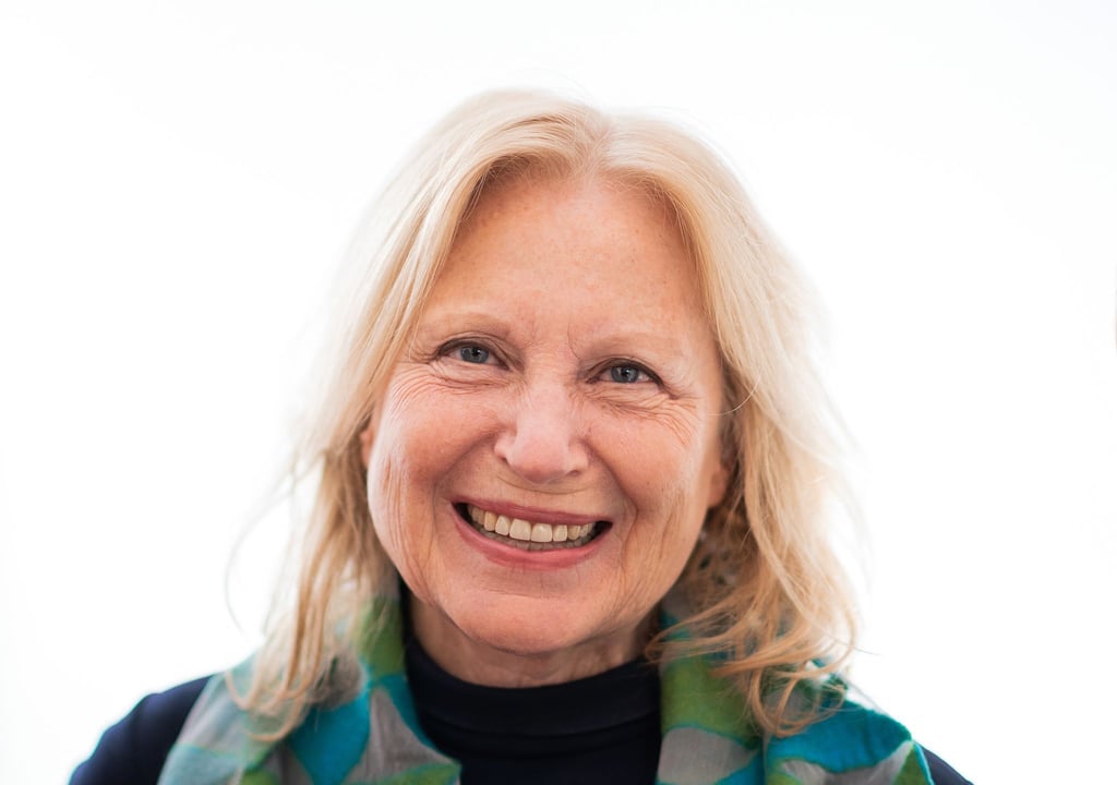 Maren Kroymann, Schauspielerin, Kabarettistin und Sängerin, lächelt vor der offiziellen Verleihung der Carl-Zuckmayer-Medaille.