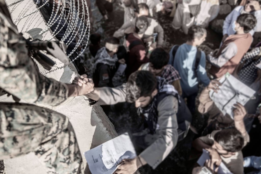 US-Soldaten helfen Afghanen auf der Flucht vor den Taliban im August 2021 in Kabul ins Flugzeug.