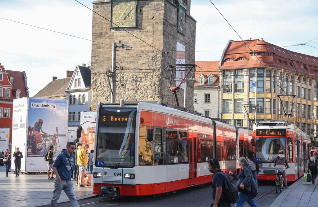 Müssen die Straßenbahnen am Sonntag im Depot bleiben? Verdi will zum Einheitsfest den Öffentlichen Nahverkehr in Halle bestreiken.