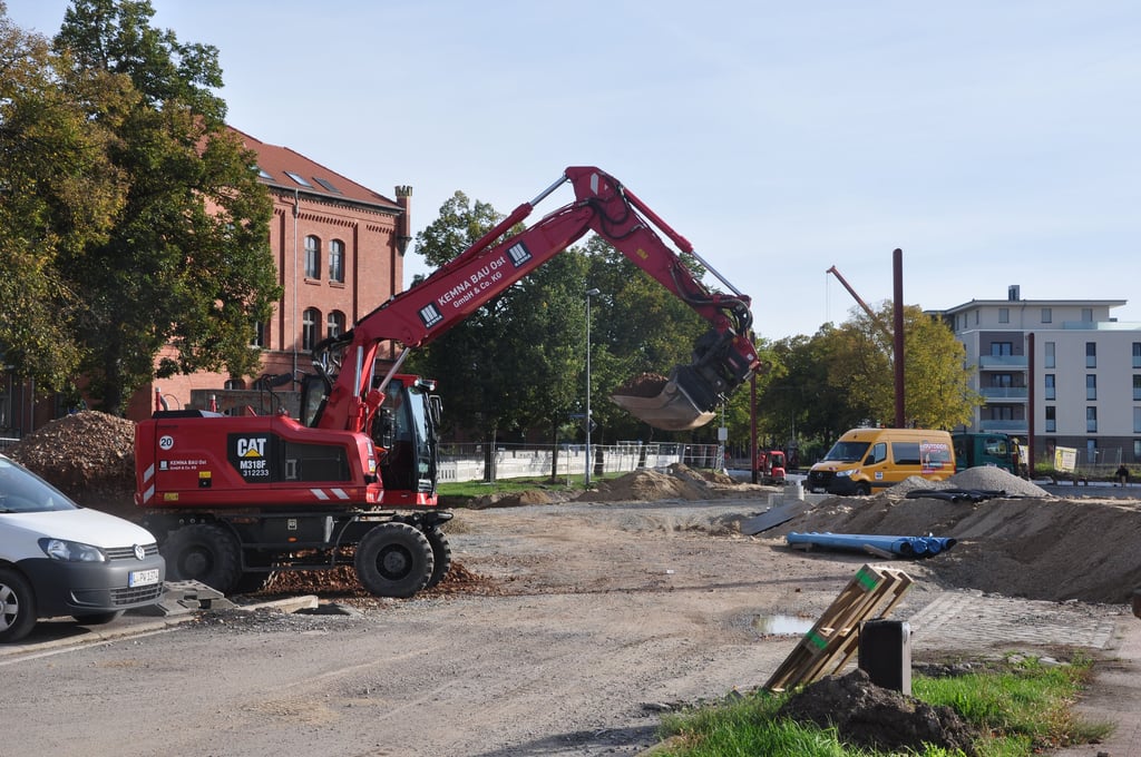Bückenbaustelle in Magdeburg. Links im Bild ist das Gebäude des Landesarchivs Sachsen-Anhalt zu erkennen.
