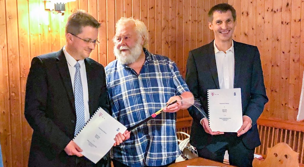Das kommt in die Erde: Dirk-Michael Meisel (M.), Maik Zedschack (l.) und Roland Voigt (r.) nach der Vertragsunterzeichnung.
