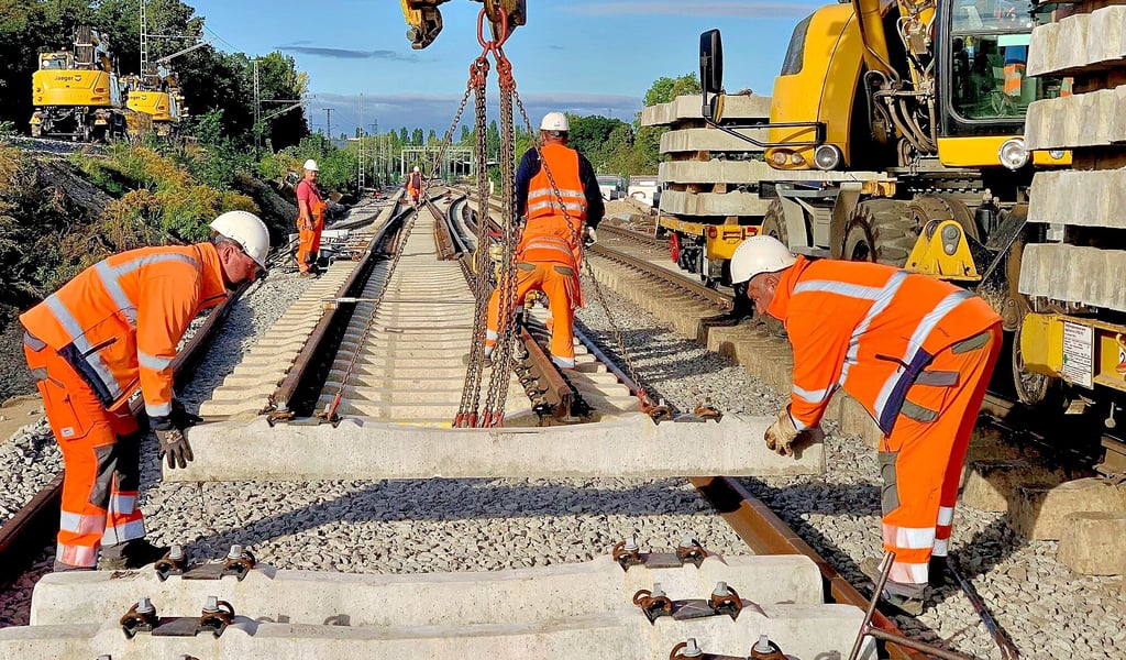 Lückenschluss: Am Distelweg im Süden Halles sind jetzt die letzten Betonschwellen der neuen Bahnstrecke verlegt worden.