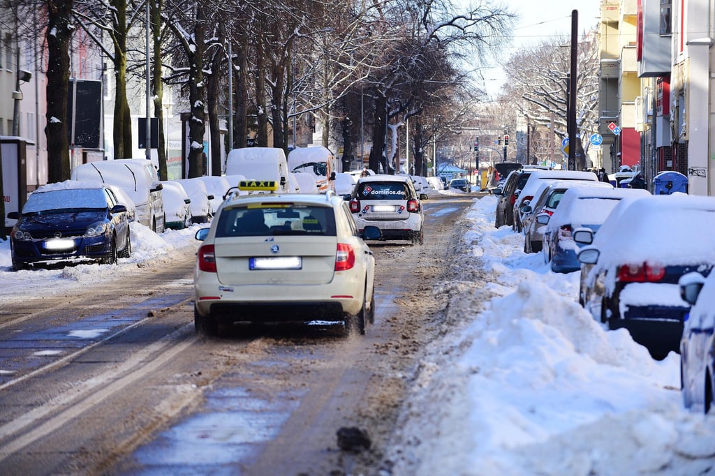 Wie hier in der Olvenstedter Straße steckten nach den Schneefällen im Februar 2021 überall in Magdeburg Autos hinter hohen Schneebergen fest. Der Winterdienst geriet schnell an seine Grenzen. Die SPD im Stadtrat regt an, bei künftigen „Starkschnee-Ereignissen“ den Bürgereinsatz am Schneeschieber zu stärken.