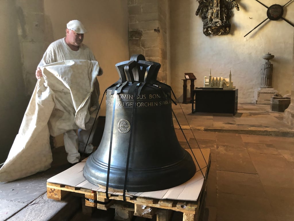 Ankunft der neuen Glocke für den Dom