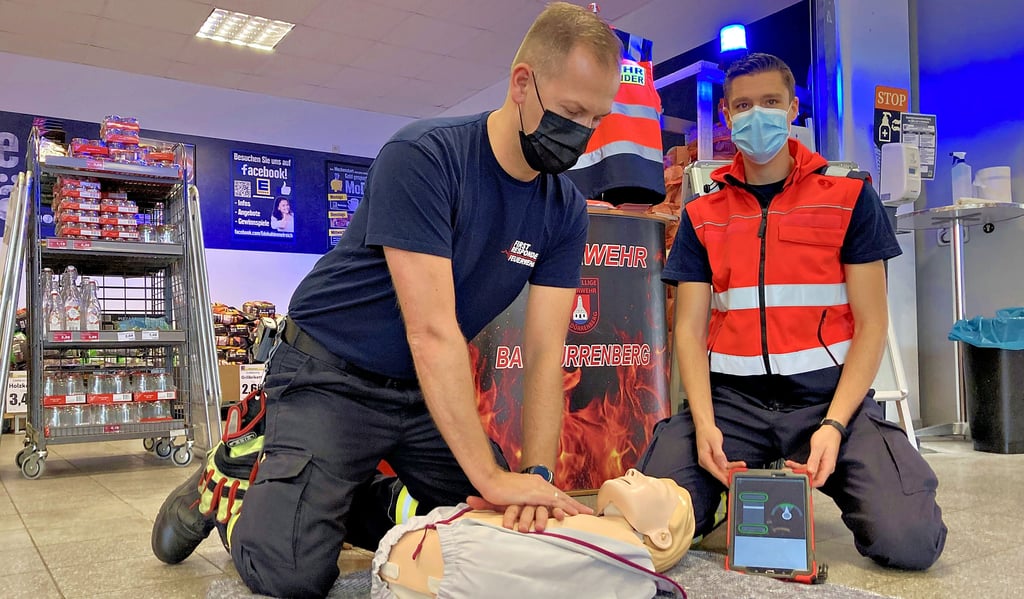 Atemlos in der Salinepassage in Bad Dürrenberg: Daniel Bucks demonstriert die Herzdruckmassage.