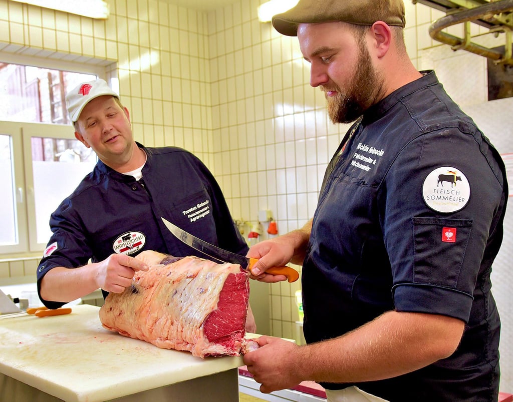 Torsten Reinecke und Sohn Nicklas (v.li.) bieten in ihrer Fleischerei auch Spezialitäten an.