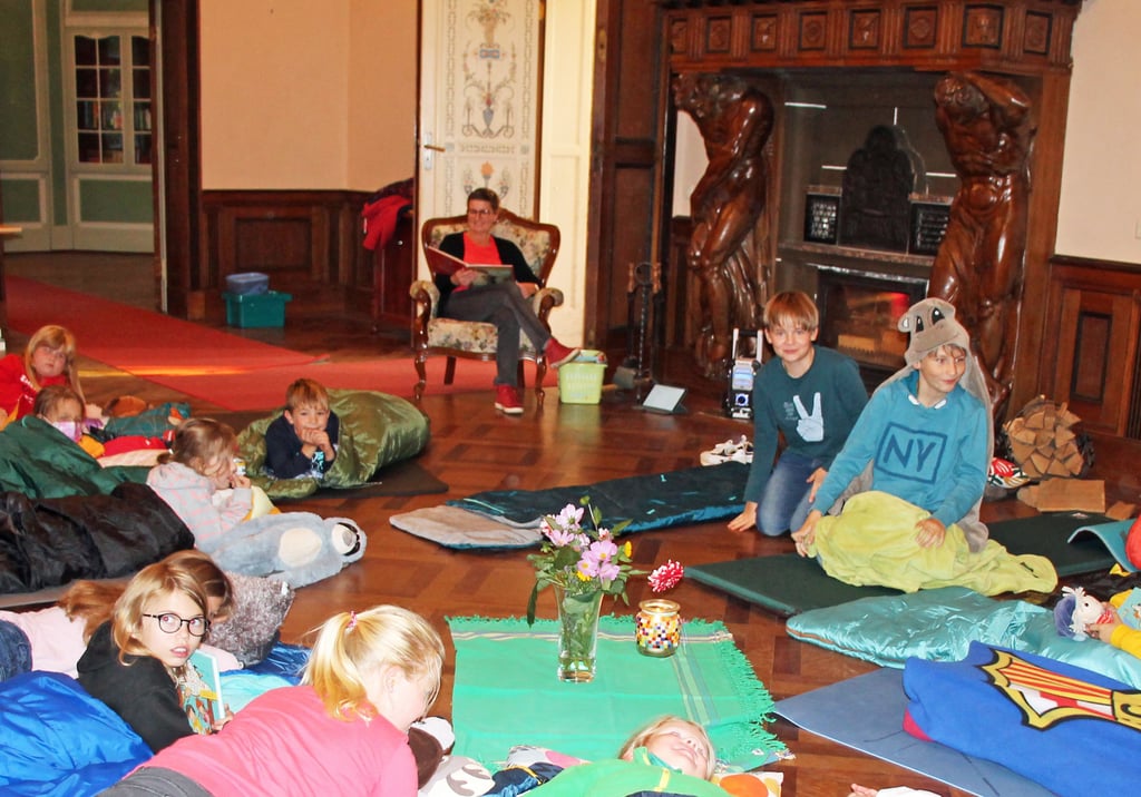Zur "Lesezeit" im Neuen Schloss in Tangerhütte breiteten sich die Kinder unter dem imposanten Kamin von Otto Funke aus.